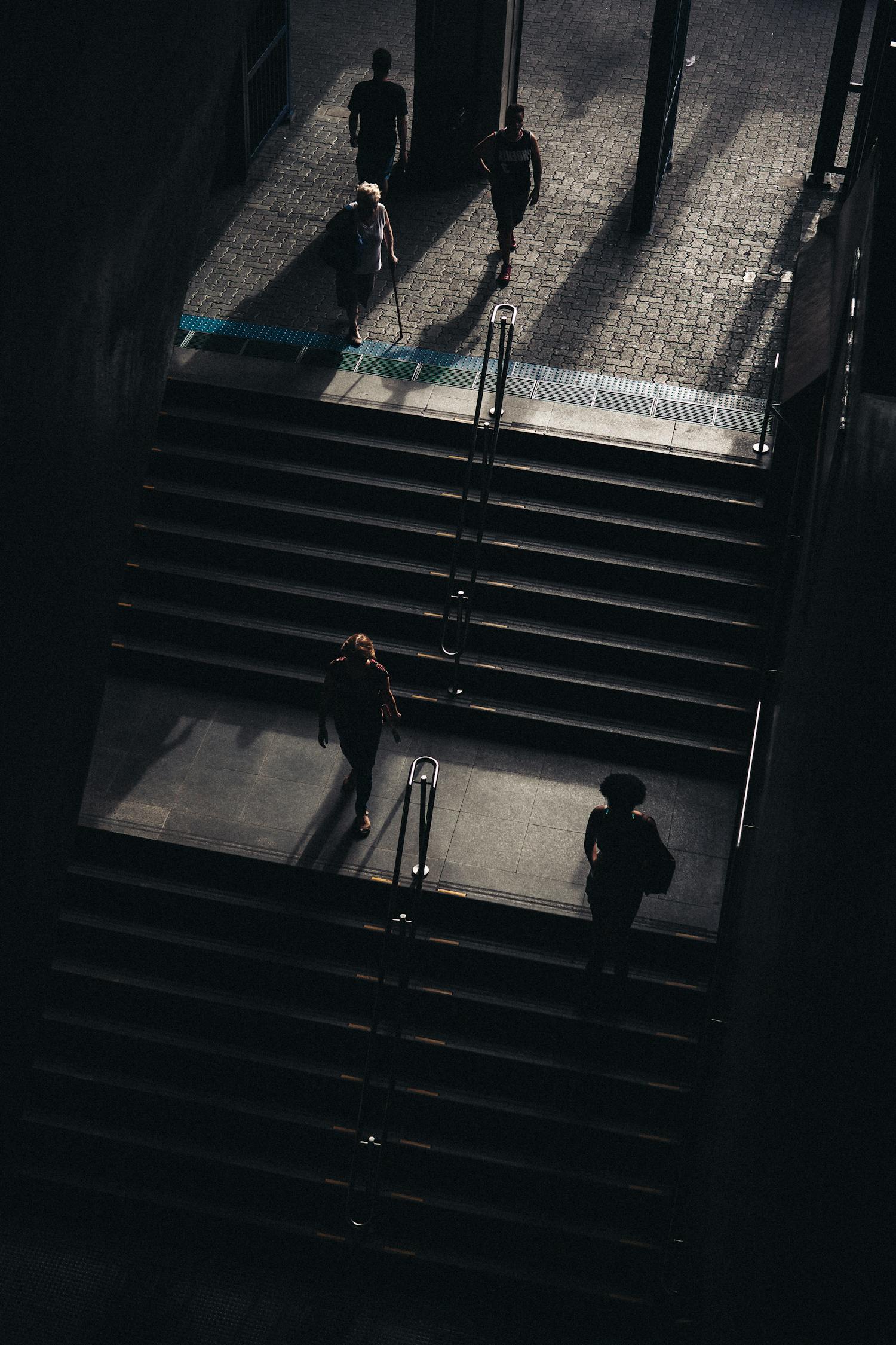 中间人电影，揭示现代社会灰色地带与人性挣扎